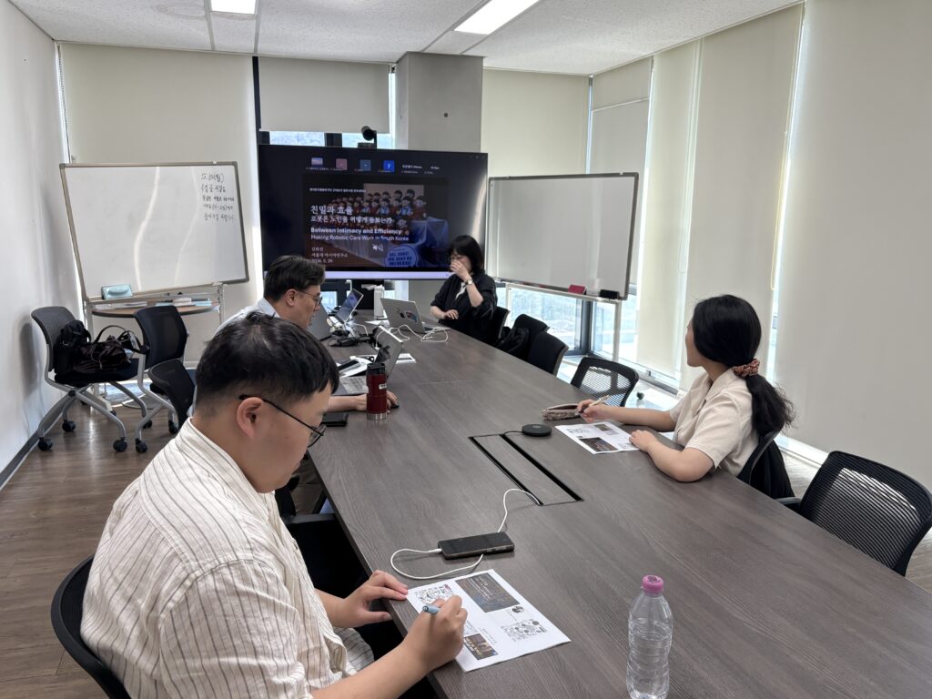 친밀과 효율: 로봇은 노인을 어떻게 돌보는가 친밀과 효율: 로봇은 노인을 어떻게 돌보는가